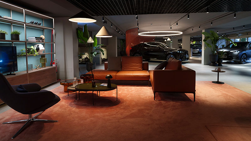 Vediamo l'interno di uno showroom di BMW Roma con area lounge e auto in esposizione