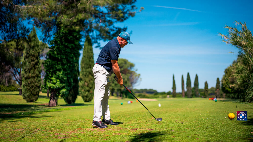 Vediamo un uomo che gioca a golf