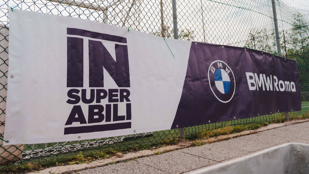 Vediamo lo striscione "INSUPERABILI" di BMW Roma