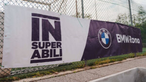Vediamo lo striscione "INSUPERABILI" di BMW Roma