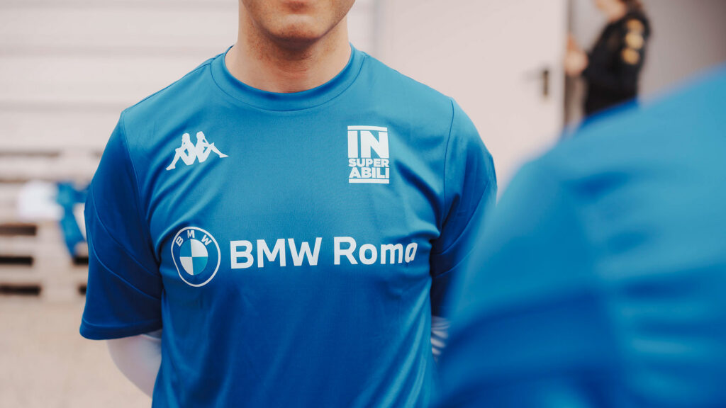 Vediamo un dettaglio della maglietta da calcio