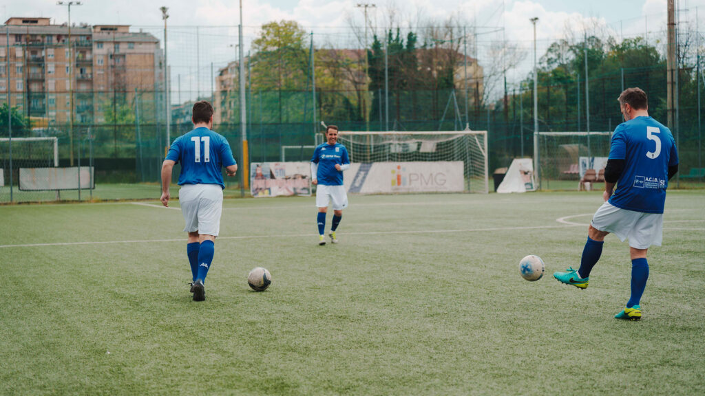 Vediamo alcuni calciatori che si stanno allenando prima della partita