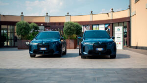 Vediamo due auto BMW blu parcheggiate una accanto all'altra