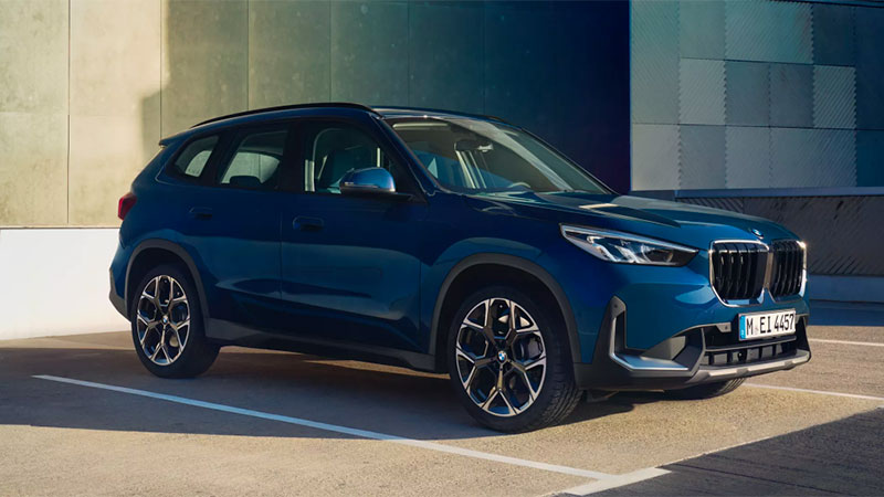 Vediamo una BMW X1 blu ferma in un parcheggio