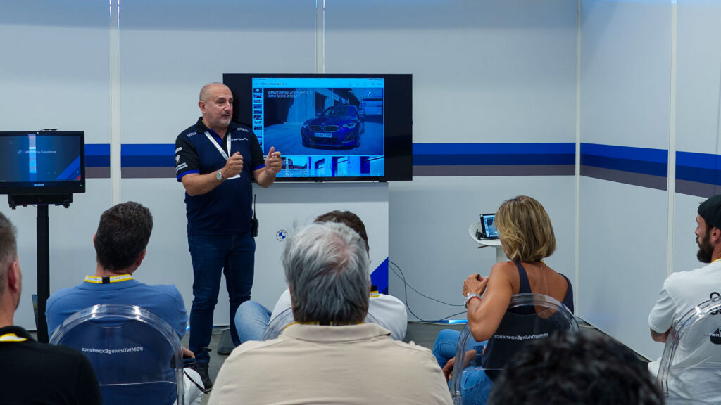 Vediamo un istruttore che tiene una presentazione su una BMW a un pubblico.