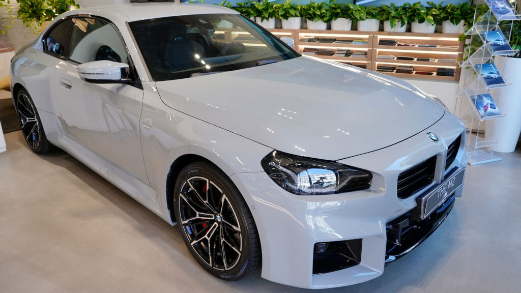 Vediamo una BMW bianca all'interno dello showroom di BMW Roma