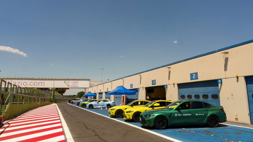 Vediamo auto sportive BMW in fila ai box di un circuito