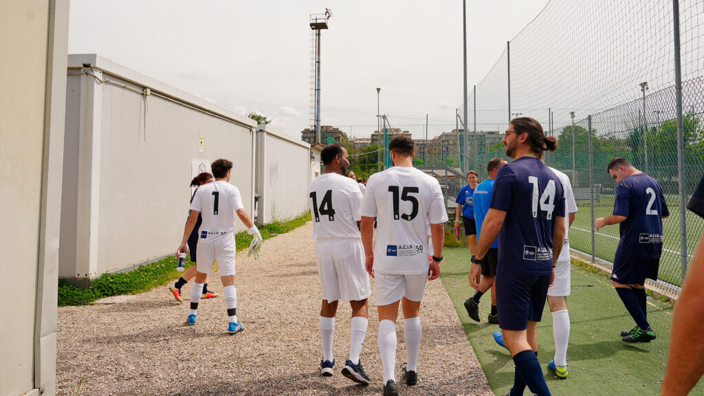 Vediamo alcuni calciatori che si dirigono verso il campo di gioco