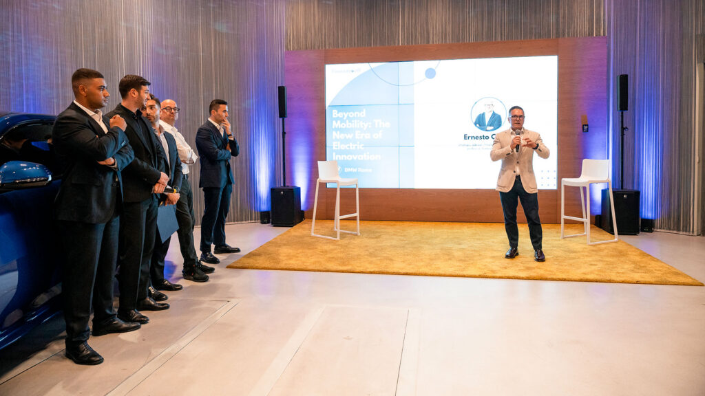 Un relatore presenta innovazioni nella mobilità durante l'evento.
