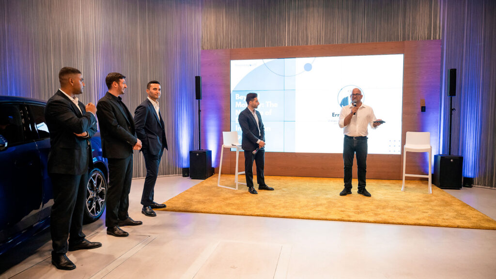 Un relatore presenta innovazioni nella mobilità durante l'evento.