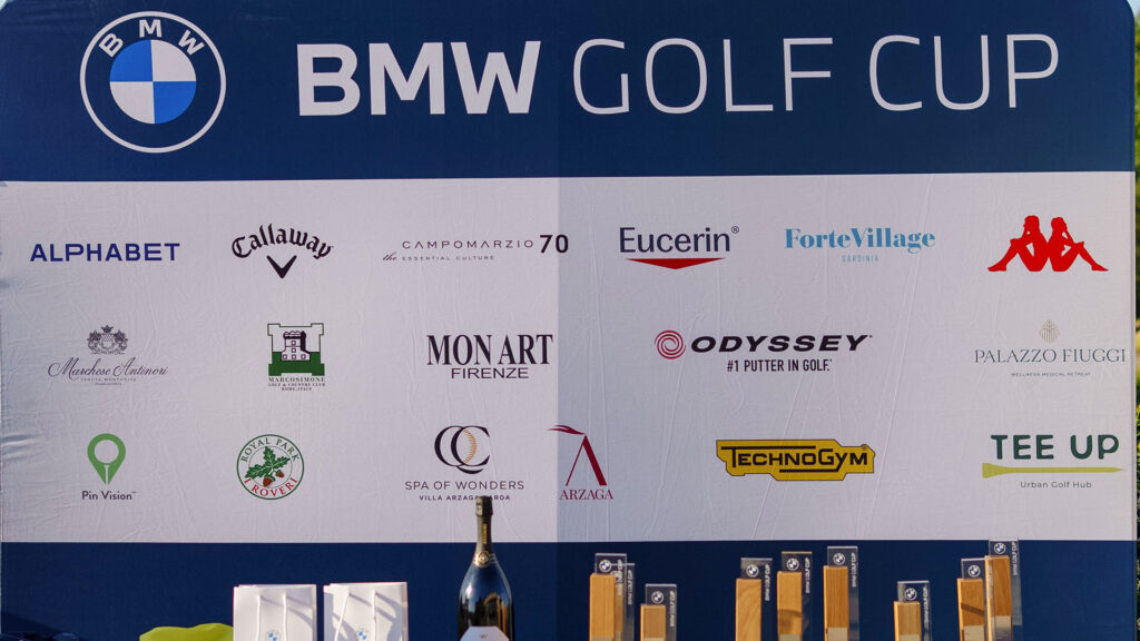 Vediamo un tabellone con i loghi degli sponsor della BMW Golf Cup.