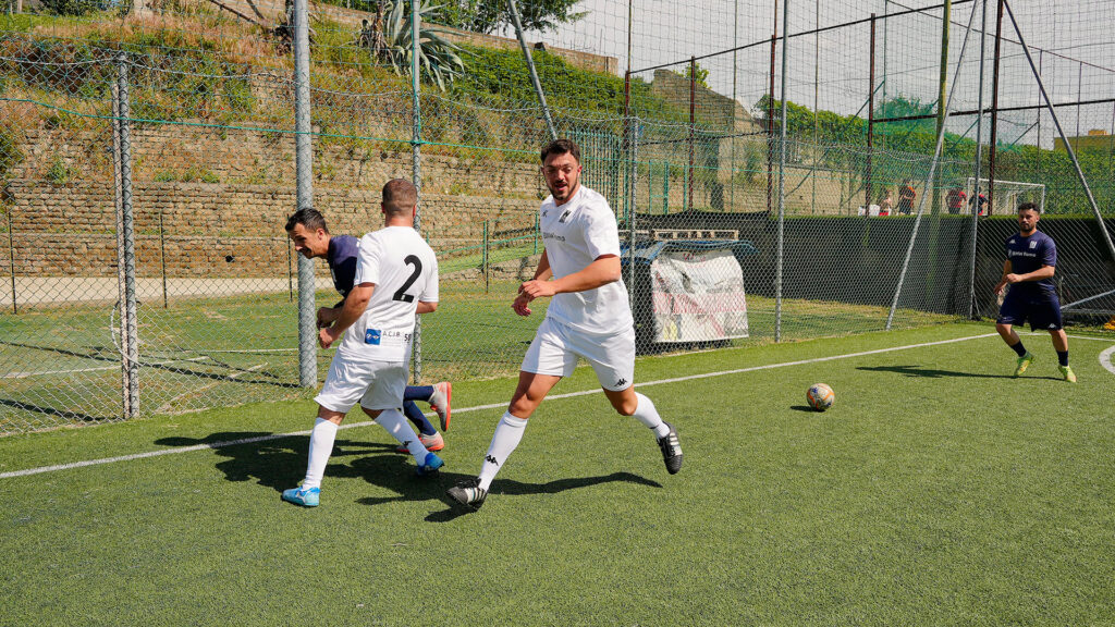 Vediamo un'azione di gioco durante una partita di calcio a 5.