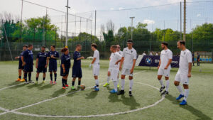 Vediamo due squadre di calcio schierate a centrocampo prima del match